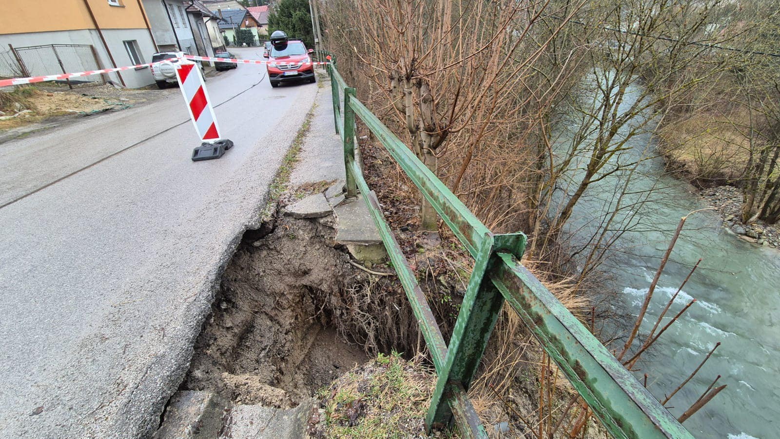 V Bielom Potoku vyhlásili mimoriadnu situáciu, došlo tam k zosuvu.