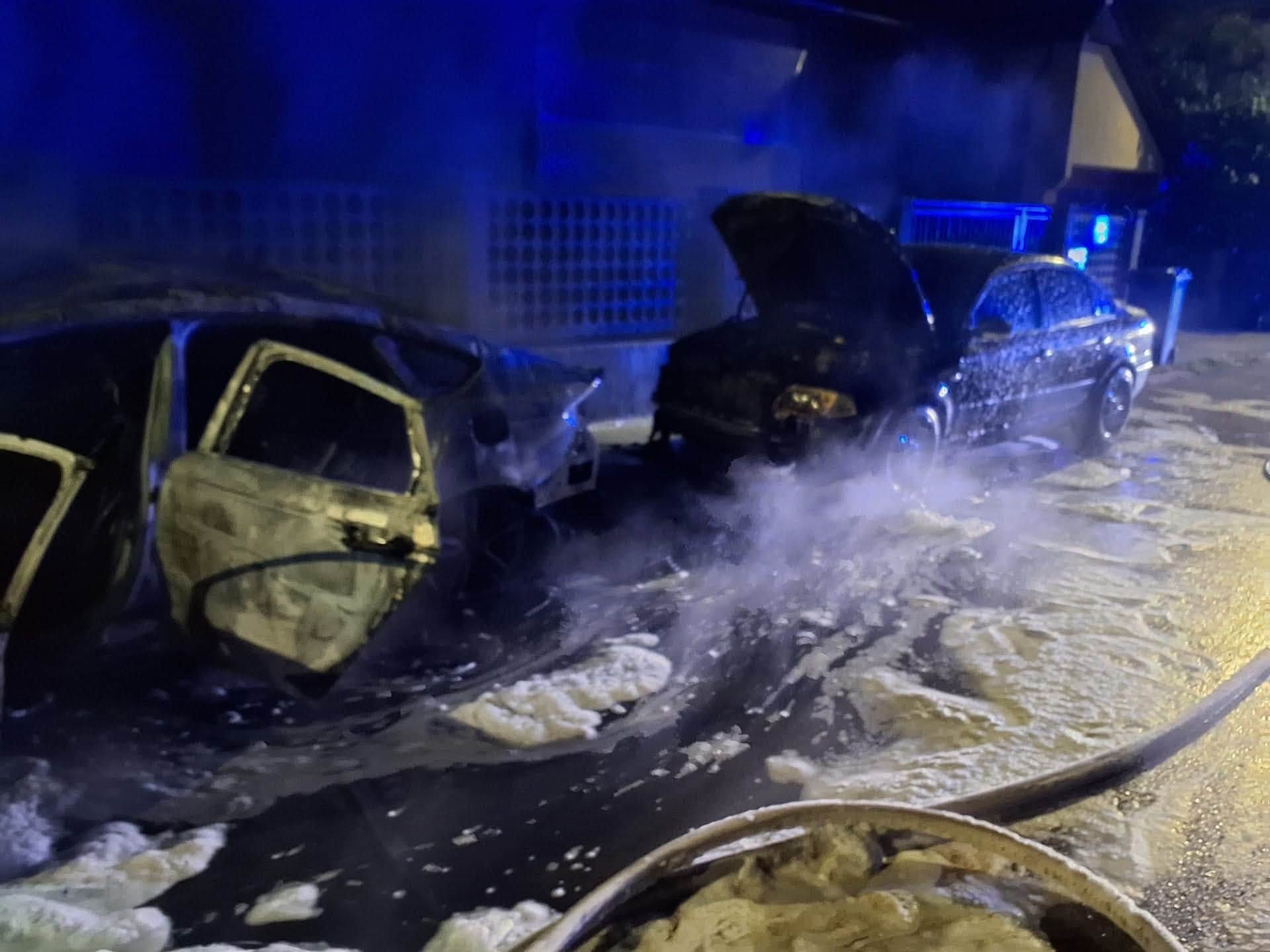 Nočný požiar troch osobných automobilov v Martine.