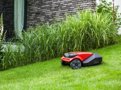 Skoś trawę smartfonem. Robokosiarki wjeżdżają na trawniki