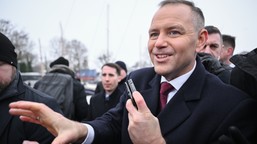 karol nawrocki na spotkaniu z szefami służb specjalnych. "ostentacyjnie żuł snusy"