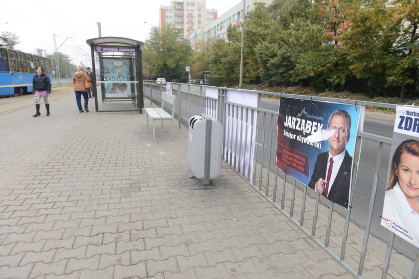 Nielegalne plakaty zaśmiecają Wrocław