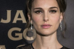 Natalie Portman piękną i tajemniczą damą w czerni [ZDJĘCIA]