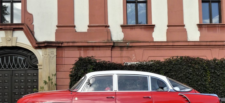 Quiz: kultowe samochody PRL-u. Czy na pewno znasz je wszystkie? Niektóre mogą cię zaskoczyć.