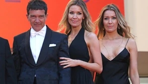 Antonio Banderas sa devojkom Nikol Kimpel i njenom sestrom bliznakinjom