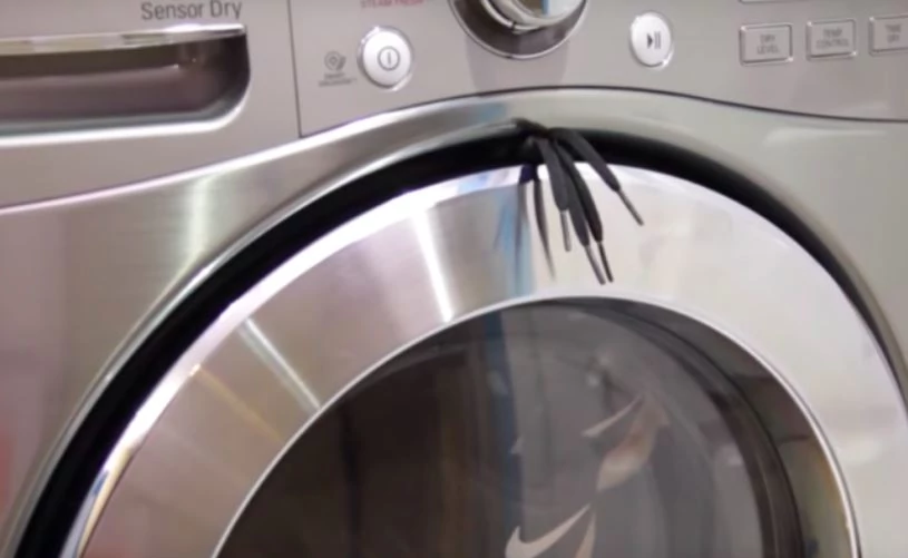 Przytrzaśnij sznurówki w drzwiach do pralki