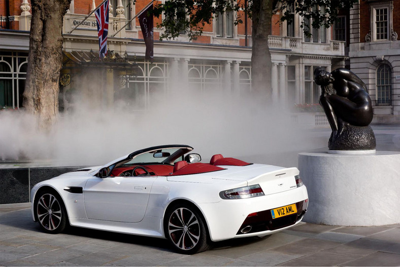 Aston Martin V12 Vantage: roadster dla wybranych