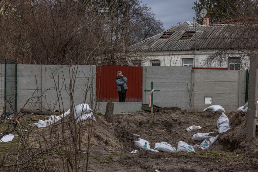 Improvizovani grob za civile ubijene u Buči (ilustracija)
