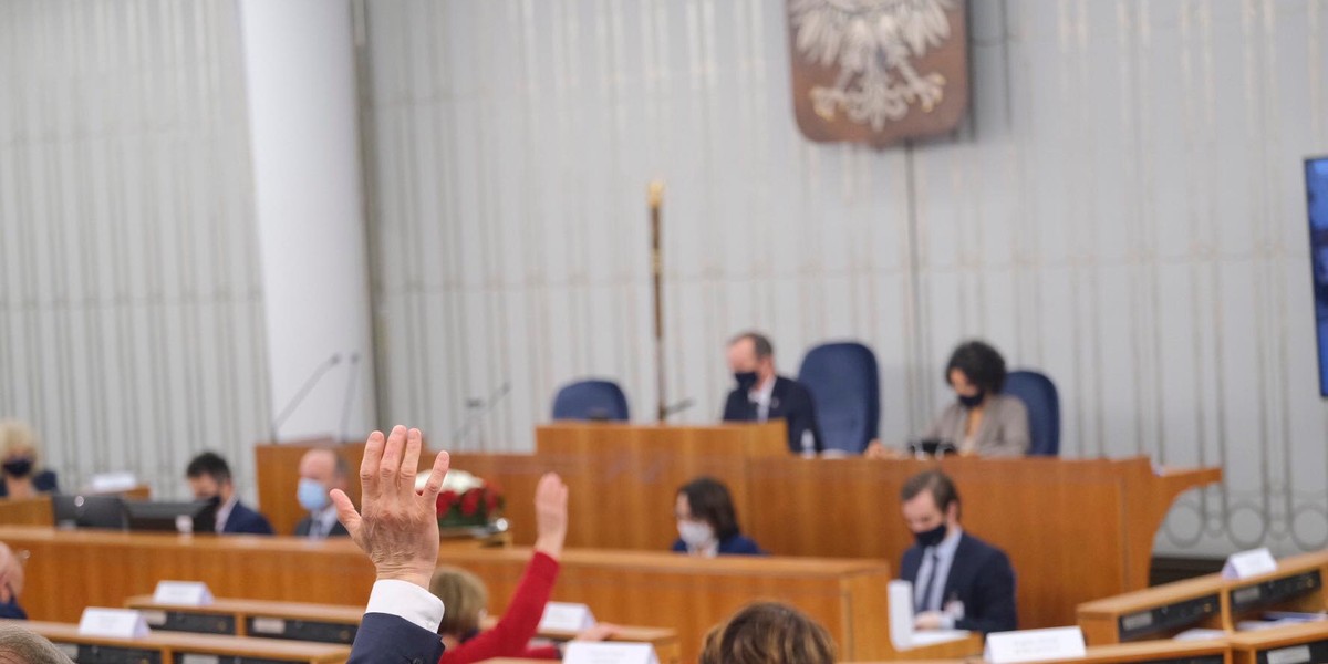 Senat jednogłośnie przegłosował rozszerzenie listy branż objętych Tarczą 6.0. Do podmiotów objętych pomocą dołączyć mają m.in. te z sektora kultury.