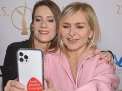 Komentujący nie milkną... Maja Ostaszewska w sukni z "niezapominalnym" wycięciem na gali Orły 2023 [FOTO]