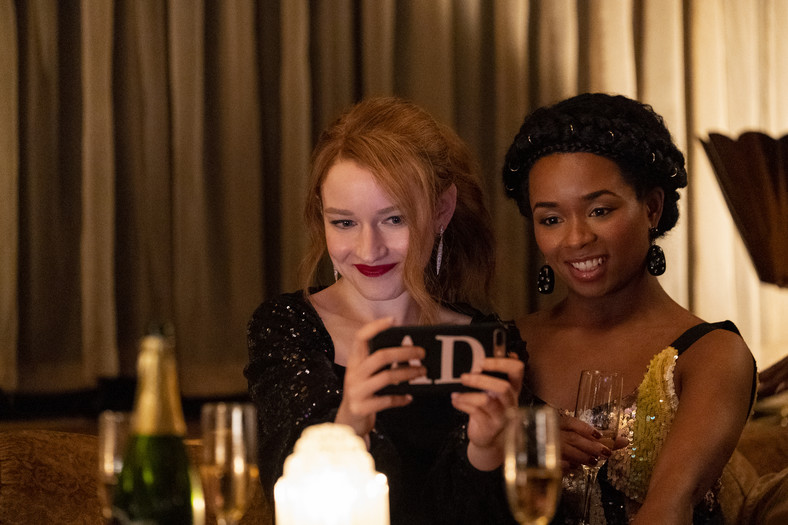 Julia Garner i Alexis Floyd w "Kim jest Anna?"