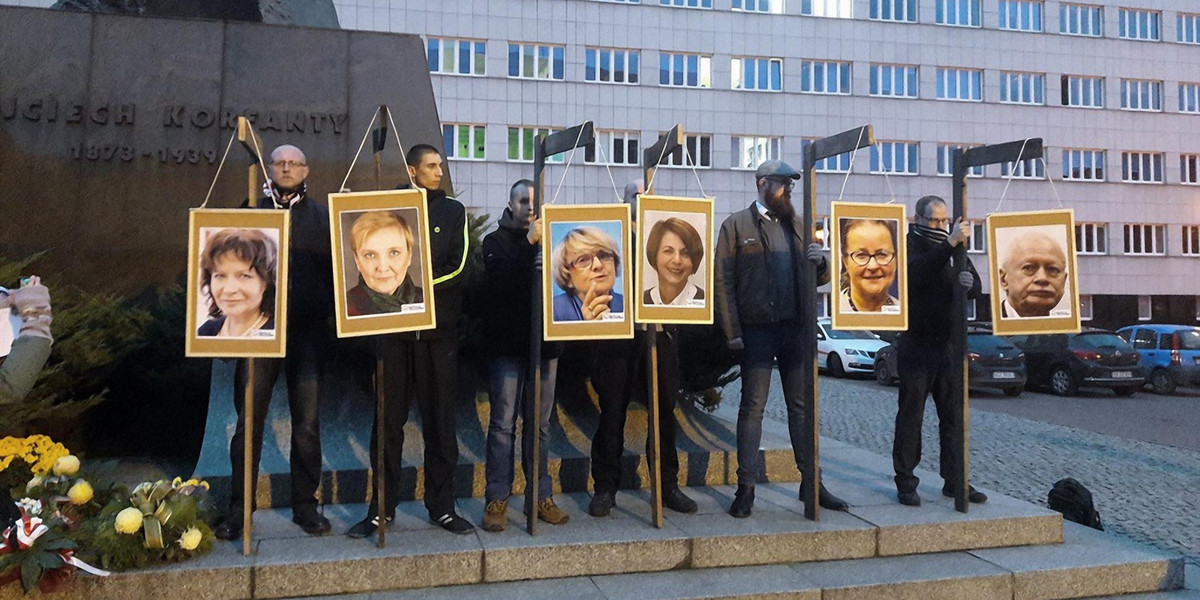 Pikieta Ruchu Narodowego i innych organizacji prawicowych, podczas której powieszono na szubienicach portrety europosłów PO