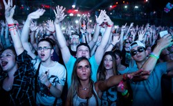 Disco polo nie ma dobrej prasy. Jak się bawi klasa ludowa?