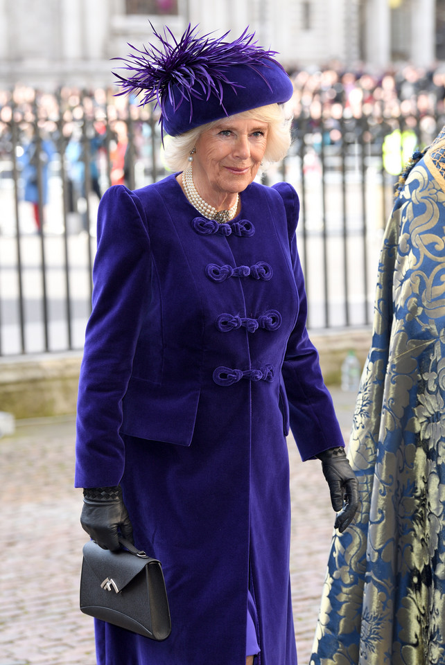 Camilla Parker-Bowles i Elżbieta II w podobnych stylizacjach