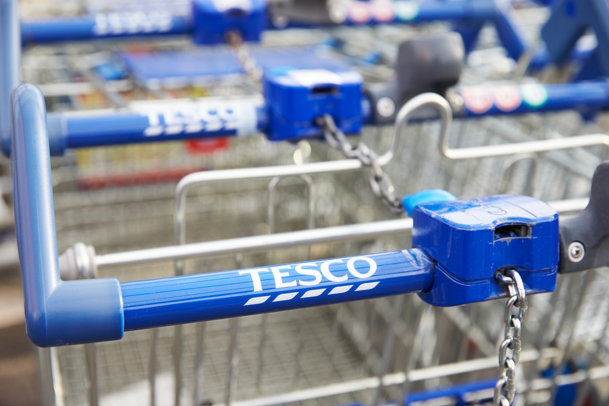 Tesco bude na Slovensku fungovať naďalej bez okamžitých zmien. Predaj novému vlastníkovi sa má dokončiť až po schválení regulátormi, najskôr v roku 2027.