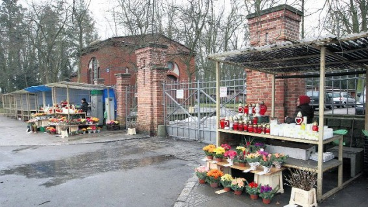 Kupcy przy Cmentarzu Centralnym w Szczecinie boją się przeniesienia w inne miejsce. Powołują się na projekt, zgodnie z którym miałyby powstać pawilony handlowe za drugą bramą. Zakład Usług Komunalnych rozważa udostępnienie parkingu.