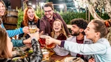 Ten napój wyniszcza wątrobę bardziej niż wódka. Polacy piją po 130 litrów na głowę!