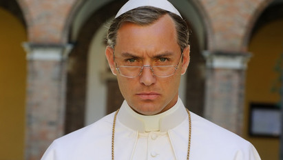 Fehér fecskés pápa lett Jude Law – Egészen elképesztő fotó készült róla