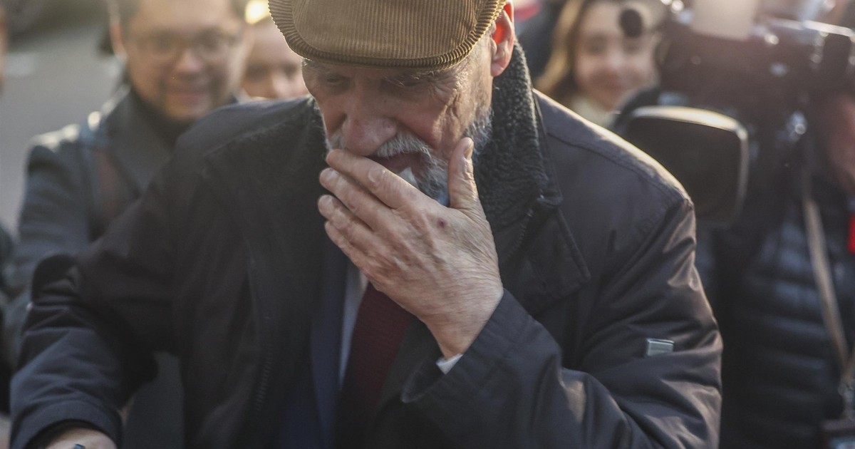 Macierewicz zaskoczył przed siedzibą PiS. Uwagę przykuł drobny szczegół