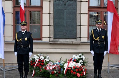 Kraków świętuje 108 lat niepodległości. Miasto mieni się biało-niebieskimi barwami