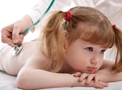 Dziecko powinno być badane przez pediatrę przynajmniej raz w roku. Dla bezpieczeństwa