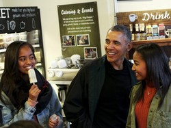 Tata na medal! Barack Obama z córkami na sobotnich zakupach