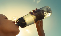 Ile wody dziennie powinno się pić? Oto co mówi ekspertka