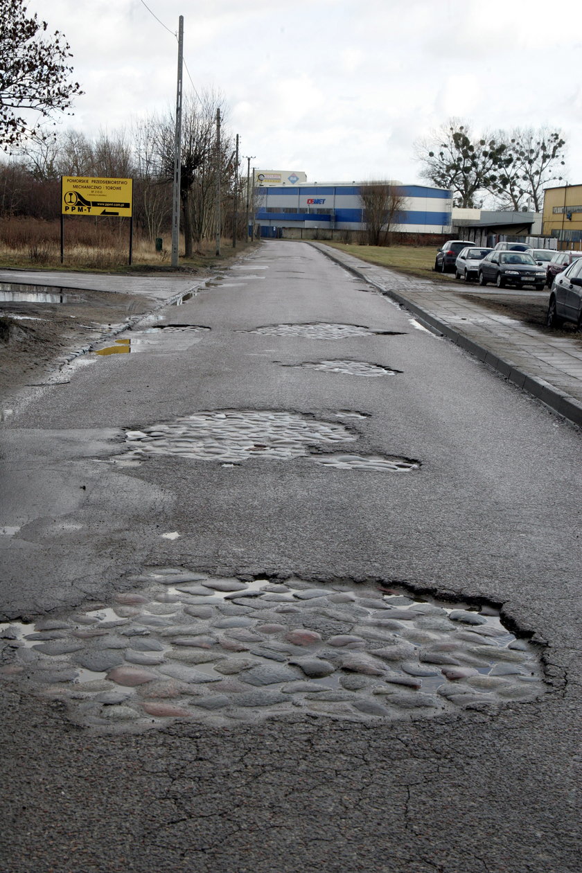 Tiry rozjeżdżają ulicę Sandomierską na gdańskiej Oruni