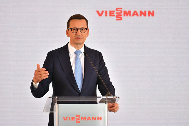 Premier Mateusz Morawiecki podczas uroczystości wkopania kamienia węgielnego pod budowę nowej fabryki pomp ciepła firmy Viessmann w Legnicy