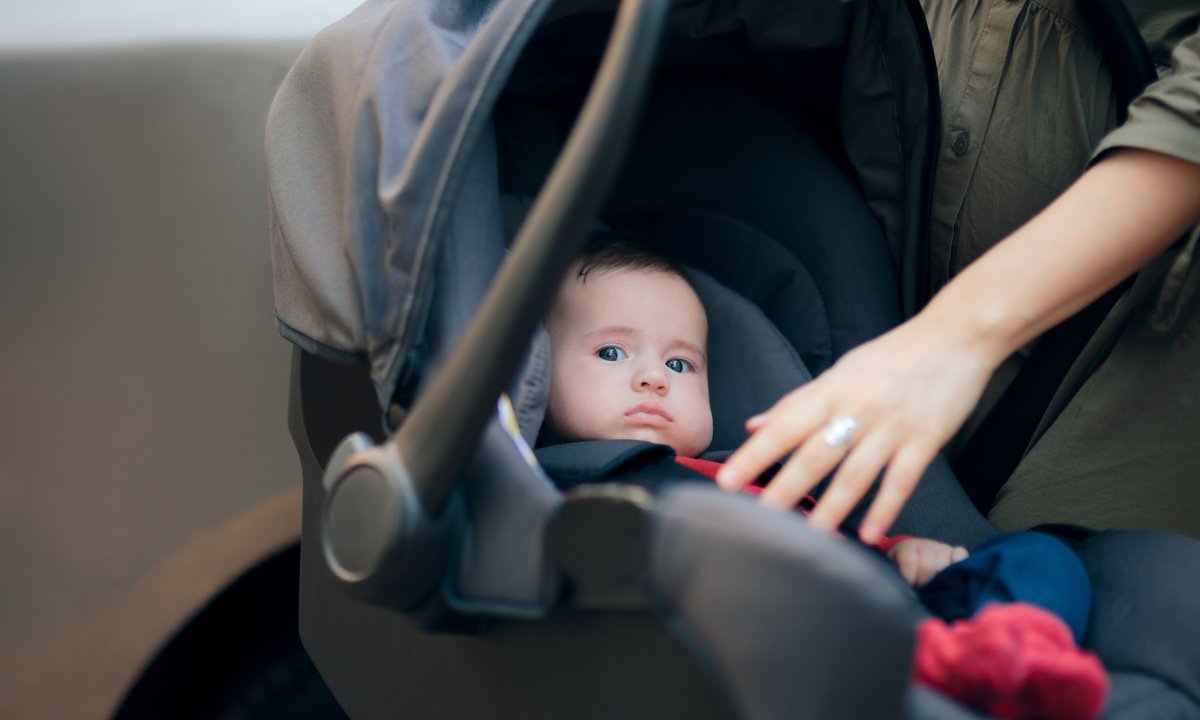 Nigdy nie stawiaj tam nosidełka. Narażasz dziecko na niebezpieczeństwo