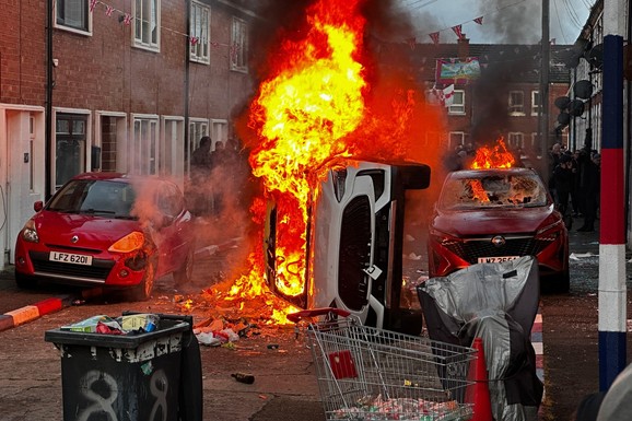 (FOTO, VIDEO) GORE AUTOBUSI, TRAMVAJI I ULICE! Tot