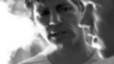 Eric Roberts jako badacz, który skrzyżował ośmiornicę z rekinem