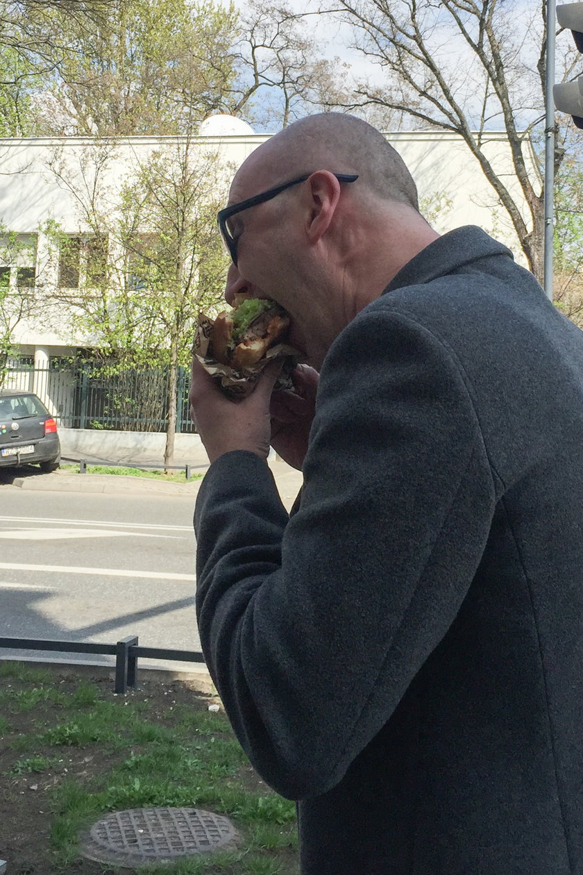 Cezary Kosiński zjadł burgera na ulicy