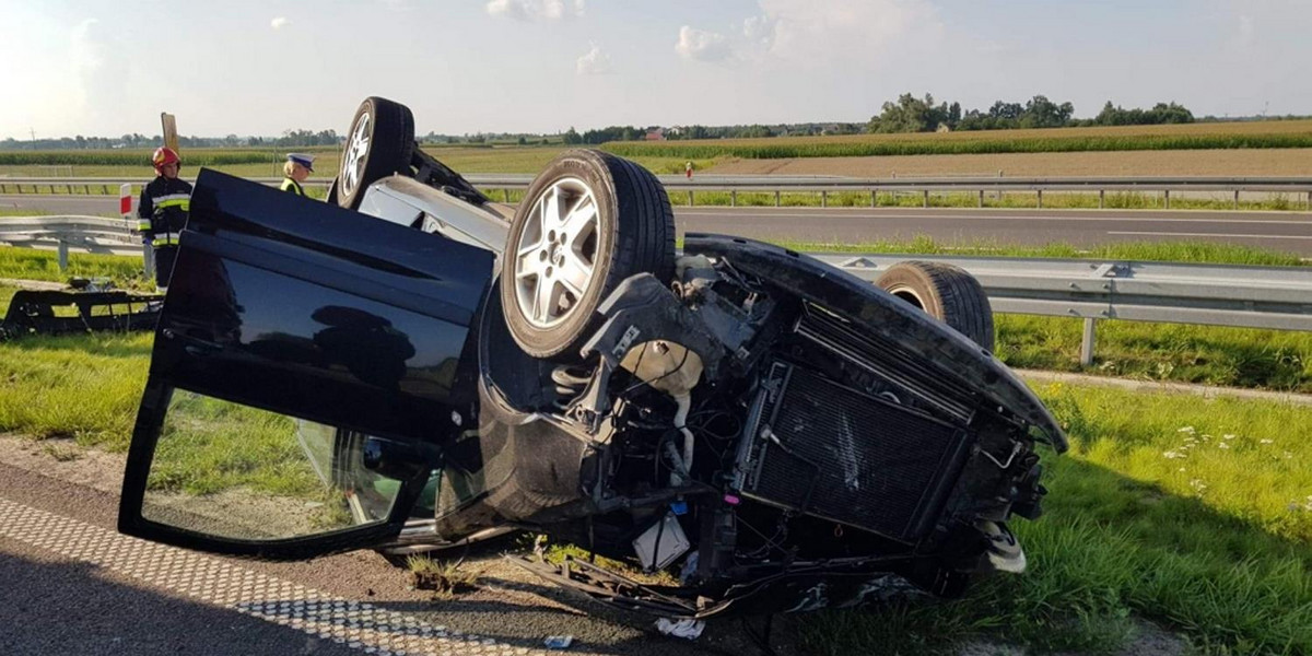 Żelazków: wójt dachował pożyczonym mercedesem i uciekł