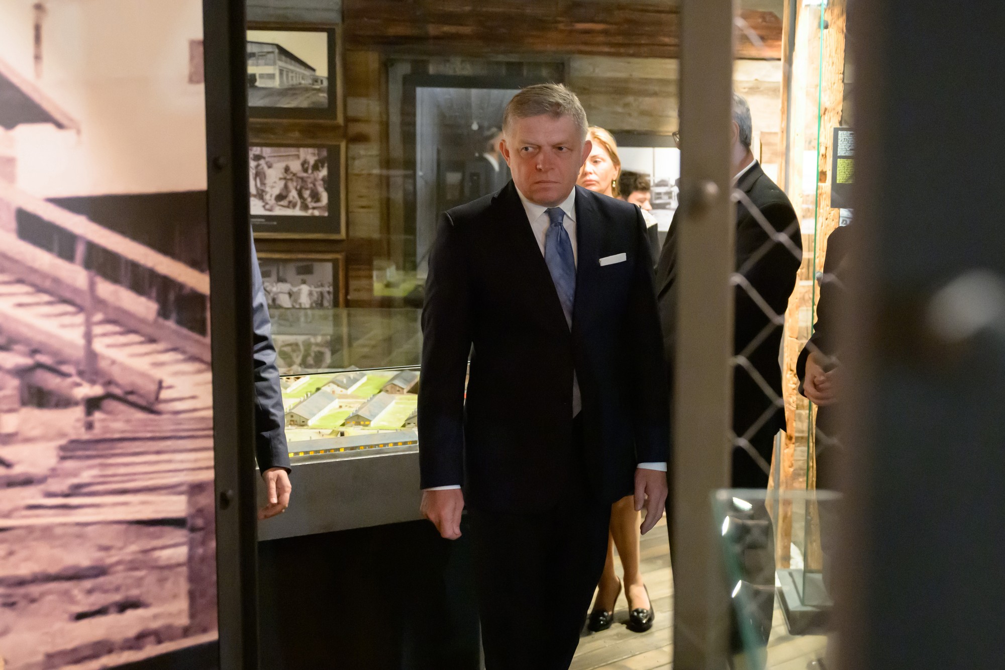 Premiér Robert Fico navštívil Múzeum holokaustu v Seredi.