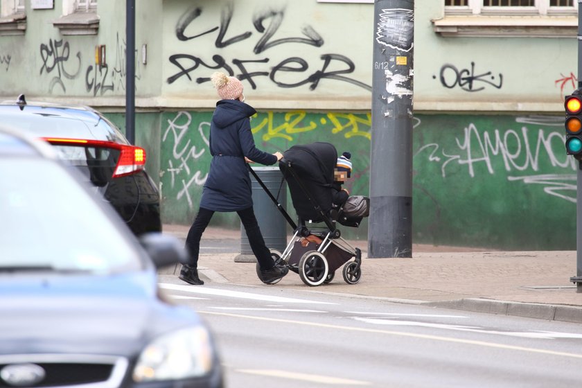 Marta Kaczyńska na spacerze z synkiem