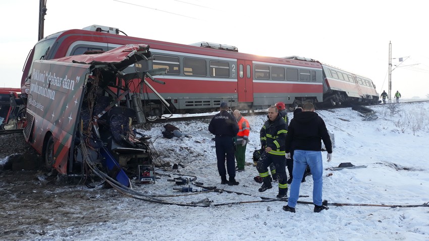 Voz prepolovio autobus u kom su mahom bila deca
