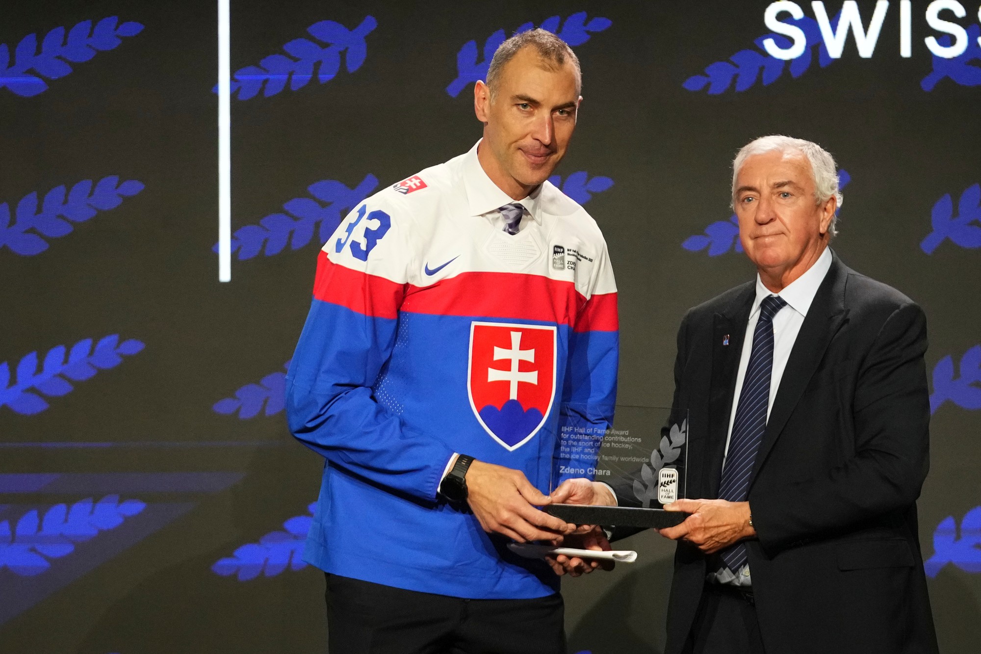 Bývalý slovenský hokejový obranca Zdeno Chára (vľavo) počas uvedenia do Siene slávy Medzinárodnej hokejovej federácie (IIHF) a vpravo prezident IIHF Luc Tardif.