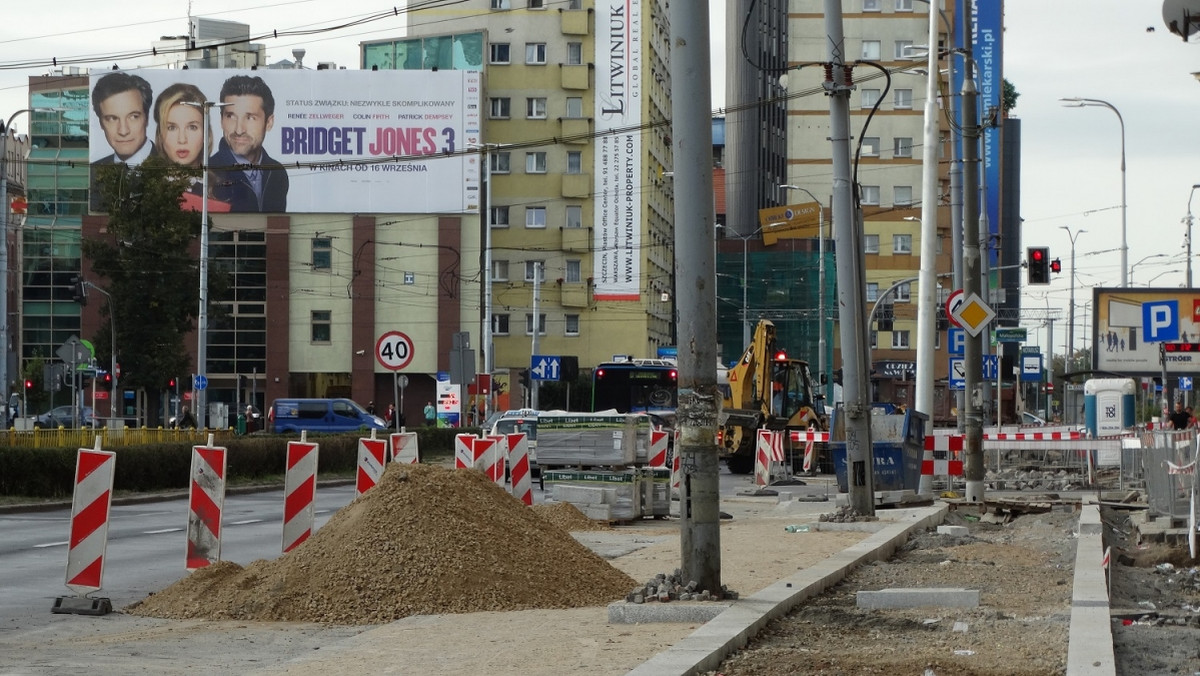 Na alei Wyzwolenia rozpoczął się kolejny etap prac. Od dziś na odcinku od placu Rodła do placu Żołnierza wymieniana będzie nawierzchnia. W związku z tym kierowcy oraz pasażerowie komunikacji miejskiej muszą liczyć się z utrudnieniami.