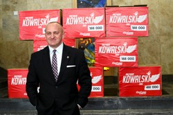 Kandydat narodowców ogłasza program: Bez ZUS, ale z bronią palną