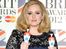 Adele triumfuje i pokazuje środkowy palec na BRIT Awards