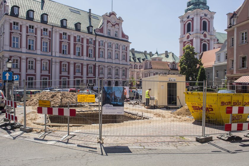 Badania przedłużone. Archeolodzy zostają na Placu Kolegiackim do grudnia