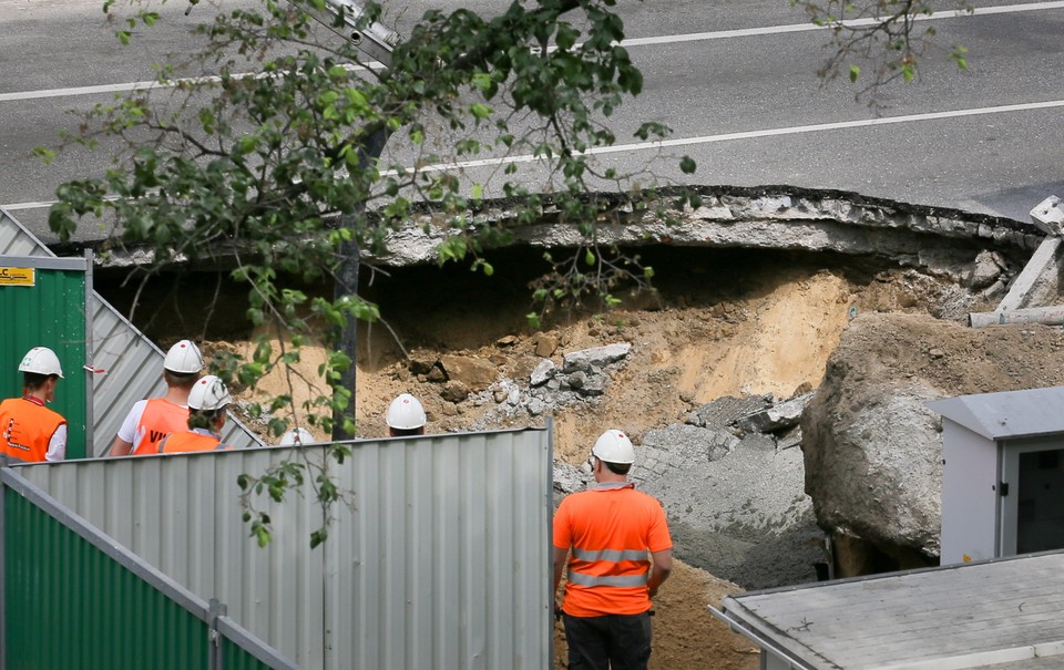 Na budowie II linii metra zapadła się jezdnia