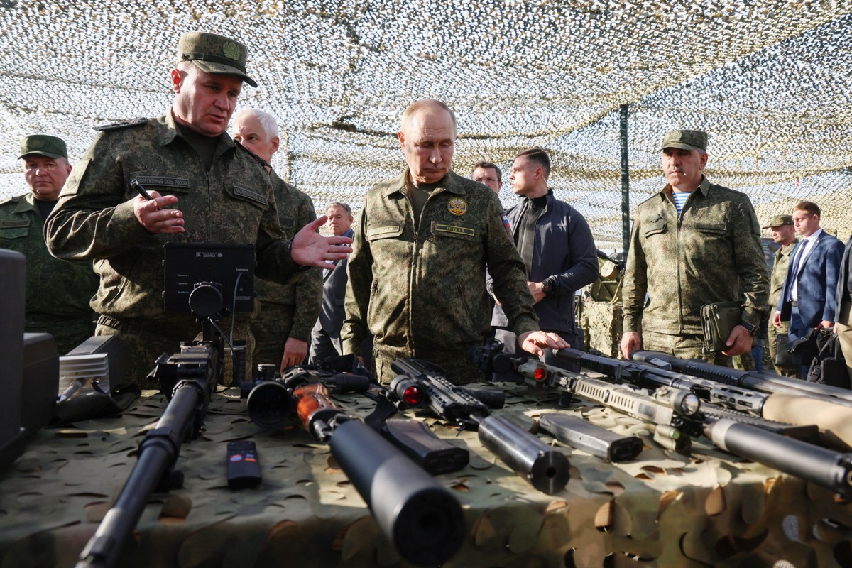 Prezydent Rosji Władimir Putin dokonuje inspekcji rosyjskiej broni i sprzętu podczas wizyty na rosyjsko-białoruskich wspólnych ćwiczeniach wojskowych „Zapad 2025”.