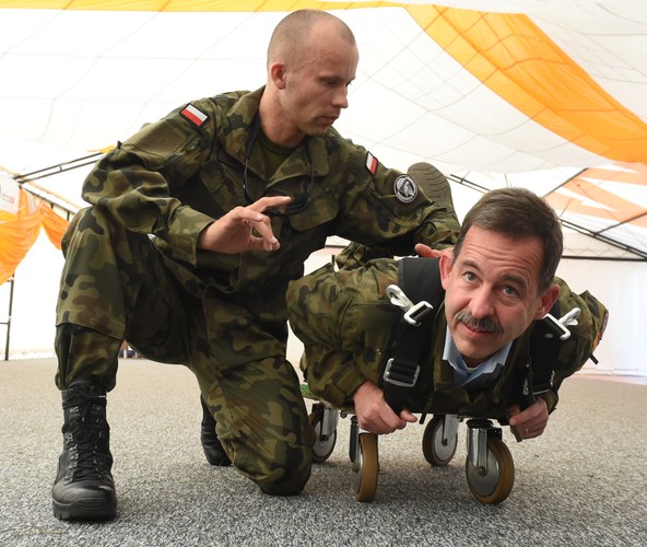 Ambasador USA skoczył na spadochronie