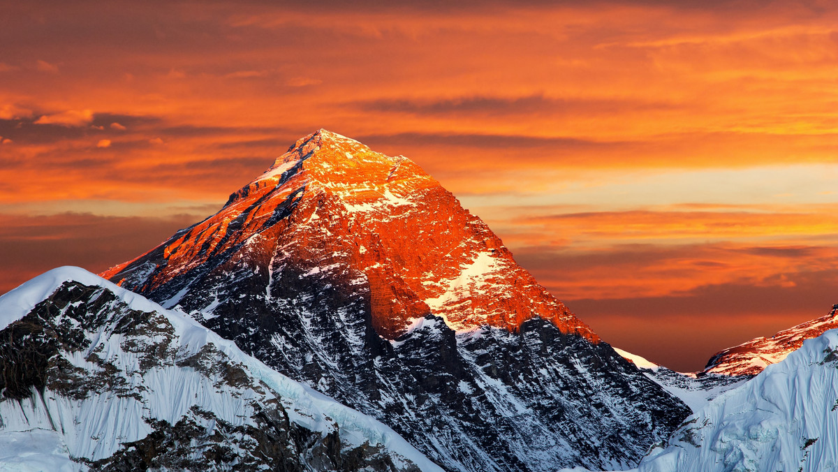 Pod Mount Everest rośnie trawa. Coraz cieplej w Himalajach