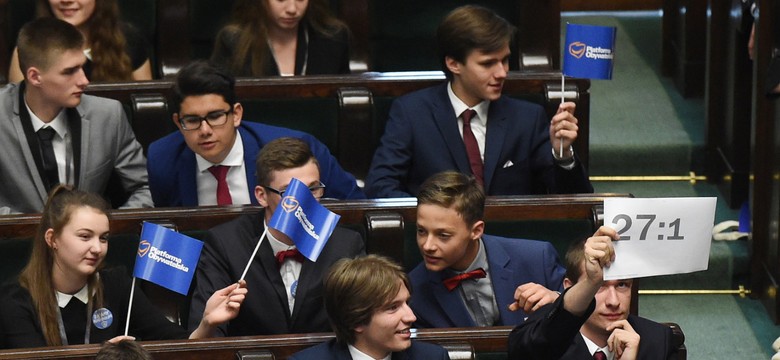"Poprzedni rząd trudno nazwać rządem polskim...". Dzieci w Sejmie ostrzejsze od prawdziwych polityków