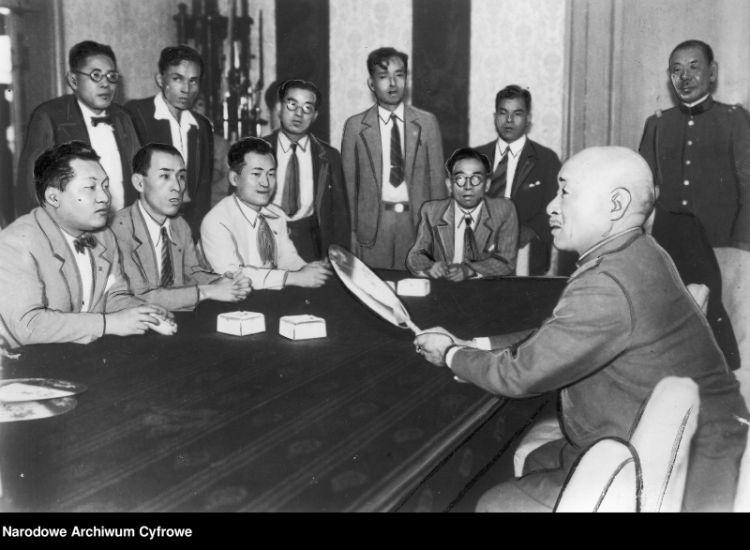 Minister wojny Hajime Sugiyama na konferencji prasowej w sprawie przebiegu walk w północnych Chinach, 1937 r.