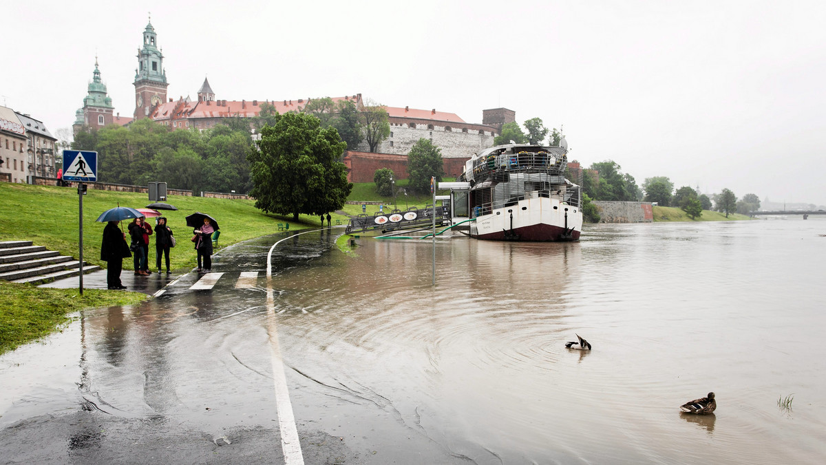 W Krakowie od piątkowego poranka obowiązuje stan pogotowia przeciwpowodziowego. Poziom Wisły na Bielanach o godz. 22:00 wynosił 522 cm. Stan alarmowy został przekroczony o 2 cm. Fala wezbraniowa na Wiśle, która dotrze do Krakowa w niedzielę, może sięgnąć prawie 6 metrów.