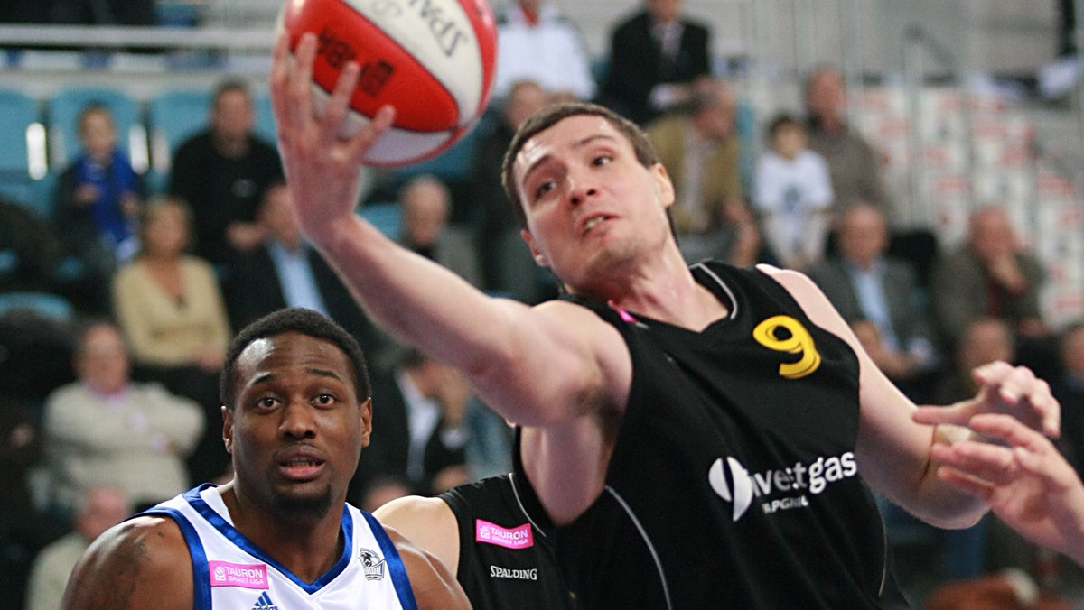 Asseco Prokom Gdynia pokonał Energę Czarnych Słupsk 76:73. Seria ośmiu zwycięstw z rzędu lidera Tauron Basket Ligi przerwana. We Włocławku Trefl wygrał z Anwilem 84:79 i awansował na 2. miejsce w tabeli PLK.