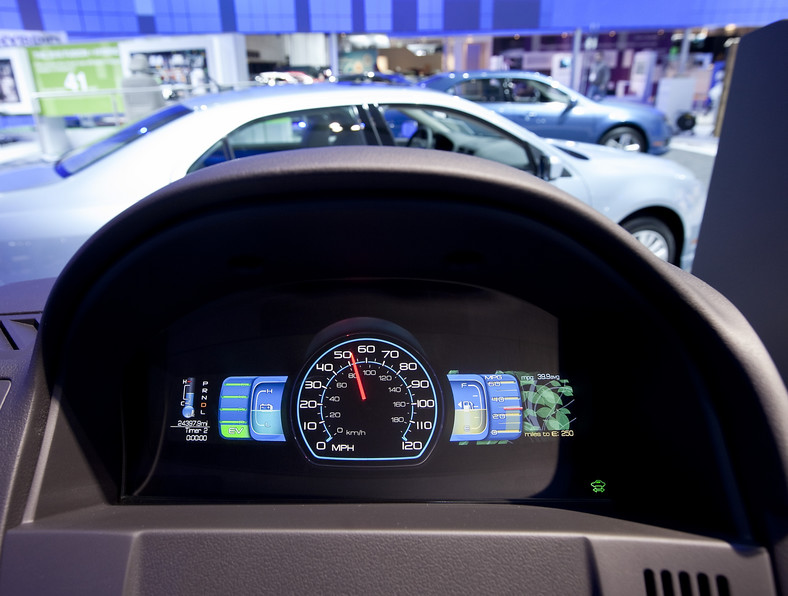 Deska rozdzielcza Forda Fusion Hybrid prezentowanego na Auto Show w Detroit